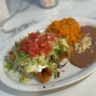 3 Flautas de Pollo o Carne Deshebrada (3)